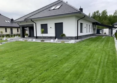 trawnik z rolki i dom