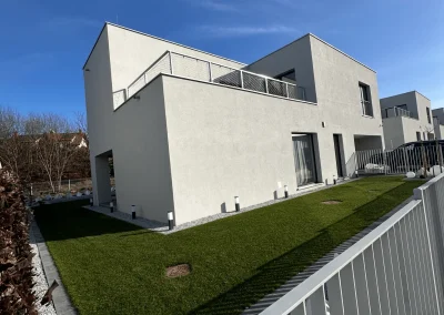 Nowoczesny prosty dom jednorodzinny w otoczeniu zieleni